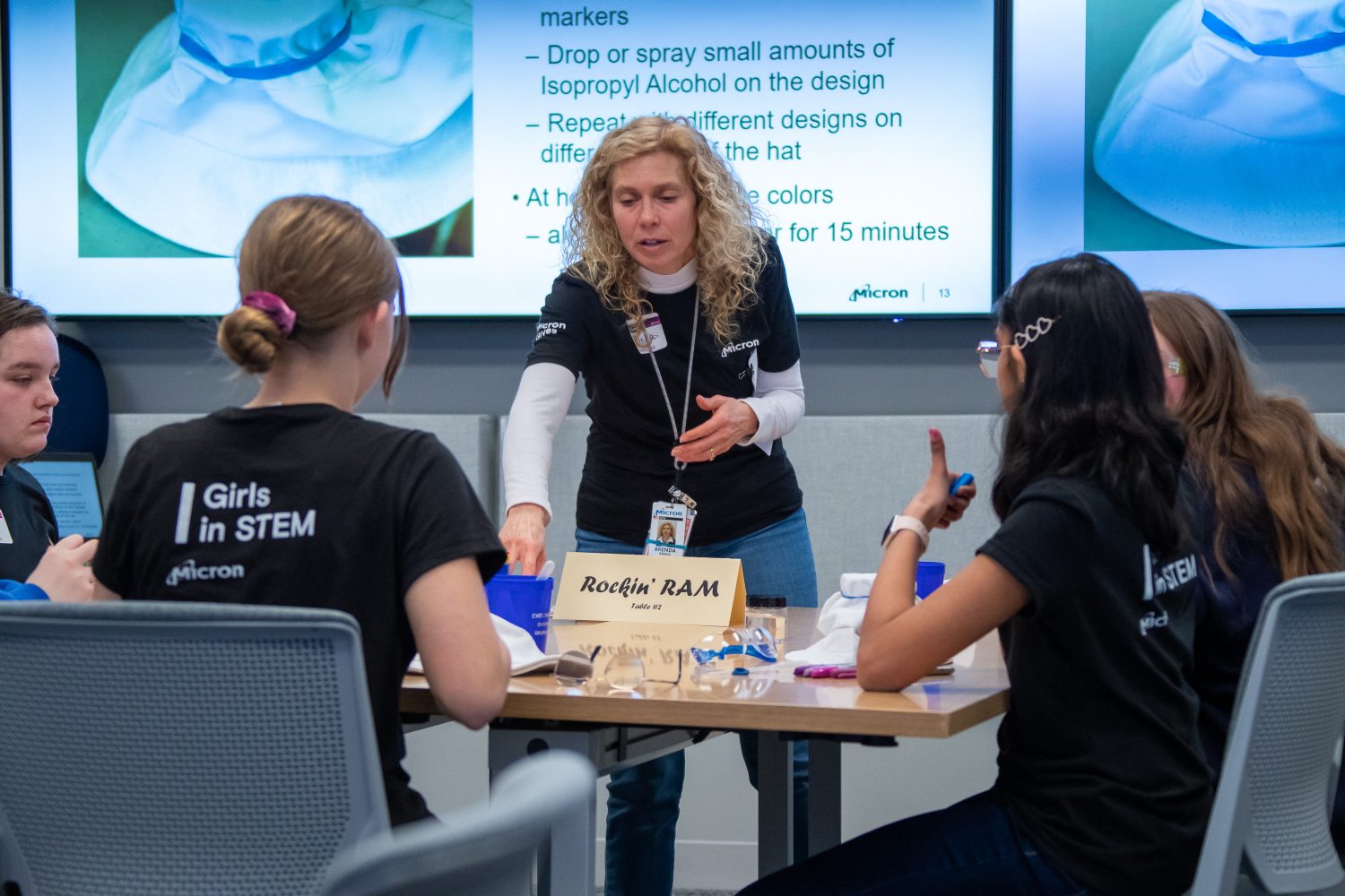 Brenda Krauss 在“科技女孩”计划中担任志愿者